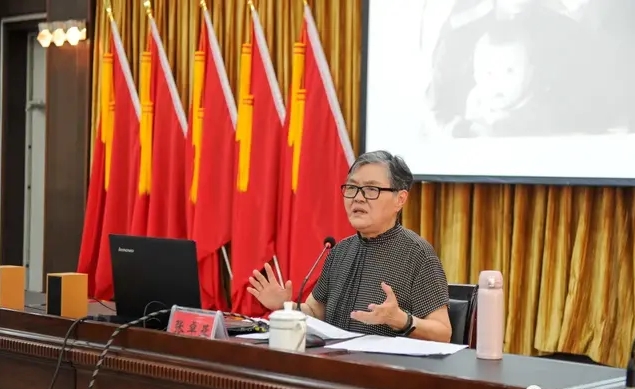 李兆麟将军之女张卓亚女士到灯塔市做报告