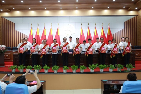 齐齐哈尔市碾子山区召开庆祝第36个教师节表彰大会