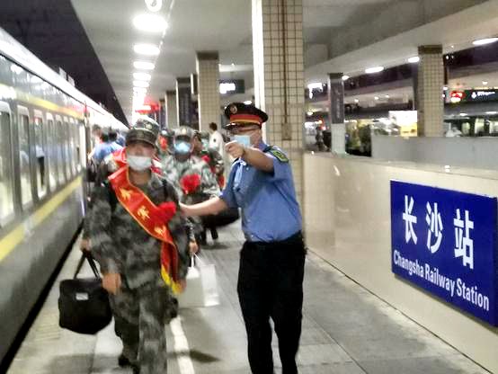 大连客运段做好新兵运输工作 创造温馨乘车环境