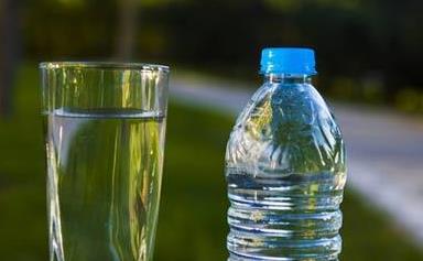 一瓶矿泉水能做多大？中国瓶装水市场规模破2000亿元