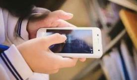 手机不离手非常有害 “低头族”须警惕“脑子漏水”