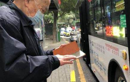 支付难、看病难 谁帮老人迈过“数字鸿沟”？