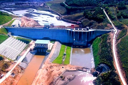 黑龙江首座碾压混凝土重力坝穆棱奋斗水库正式下闸蓄水