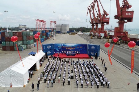 自贸港首条洲际集装箱航线开通启航