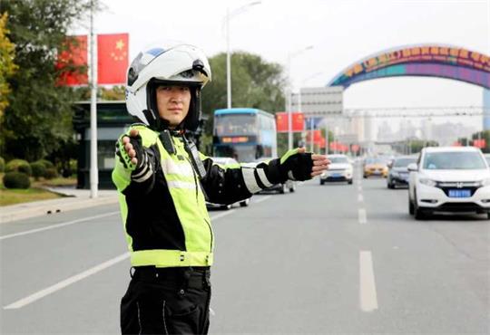 哈尔滨：双节期间两万余名警力坚守岗位