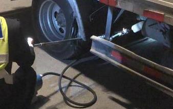 北京空气重污染 交警设卡81处严查汽车尾气超标排放