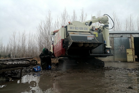 黑龙江洪河农场高标准开展农机具冬管工作