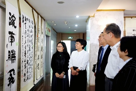 海南省新闻界举办书法展庆祝记者节——省委常委、宣传部长肖莺子等领导参观专题书法展览