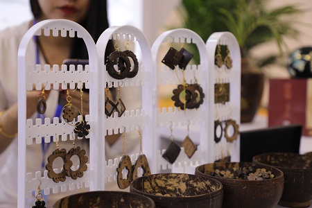 直击2020海南欢乐节现场——椰雕非遗亮相2020海南世界休闲旅游博览会