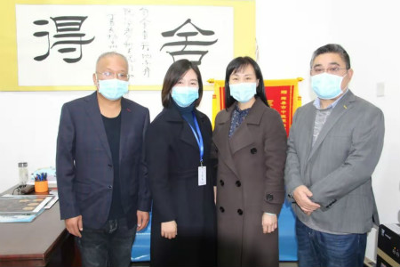 爱心企业寒冬送暖衣 致敬“逆行”人