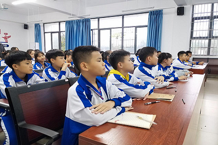 海南省发明协会副会长、省十佳优秀科技教师王小勇在屯昌县思源实验学校举办新能源专题培训