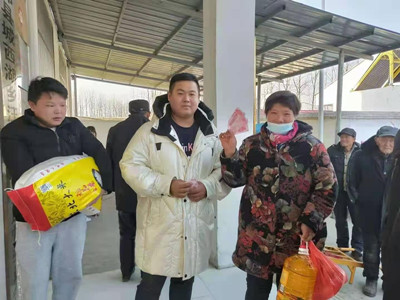 关爱贫困老人 真情温暖人间