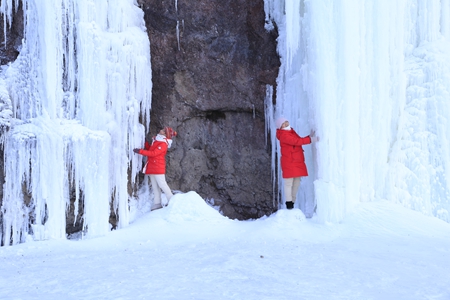 气温跌破零下40度，黑龙江呼玛县红石砬子悬崖峭壁惊现美景