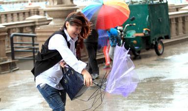 都是大风惹的祸！居民大意门关闭 开锁师傅急奔忙