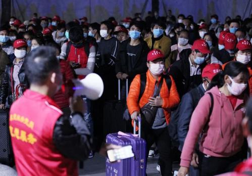 非必要不返乡成新流行 如何帮助年轻人安放“乡愁”