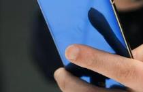 手机“钉子户”1台手机用5年，库克、雷军都头疼