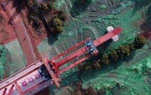 时速350公里的成都至自贡高铁首片900吨箱梁成功架设