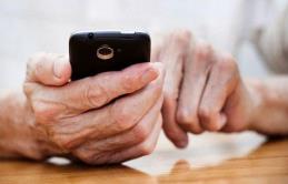 开办手机培训班、网格员上门指导……多地进行适老化改造