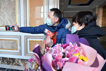 哈尔滨南岗区慰问社区&ldquo;逆流北上&rdquo;防疫志愿者