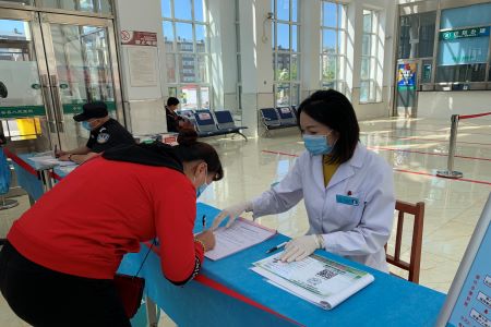 王鸿雁： 逆行写大爱巾帼展英姿