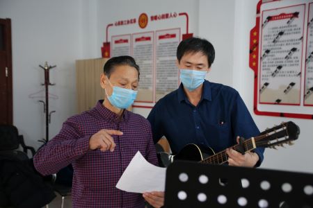 黑龙江甘南县退休干部改编歌曲传递抗疫暖心力量