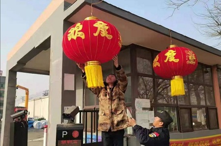 辽宁海城经济开发区打春节&ldquo;暖&rdquo;字牌  留人更留心