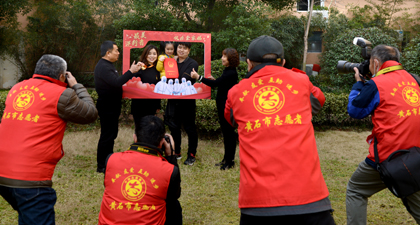 湖北黄石市志愿者为“抗疫英雄”免费拍摄“全家福”