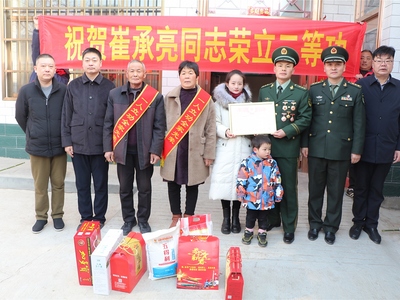 锣鼓喧天送喜报，光荣之家更光荣