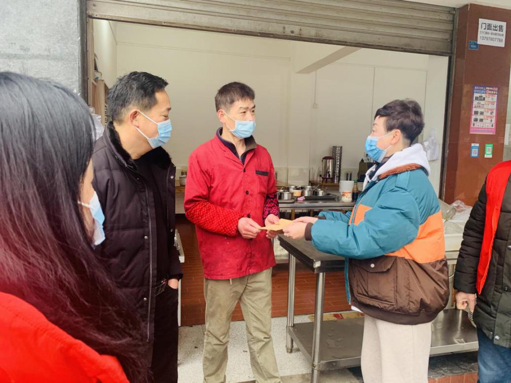 新春“送温暖”  赤壁市市场监管局和个私协会走访慰问困难经营户和退伍军人