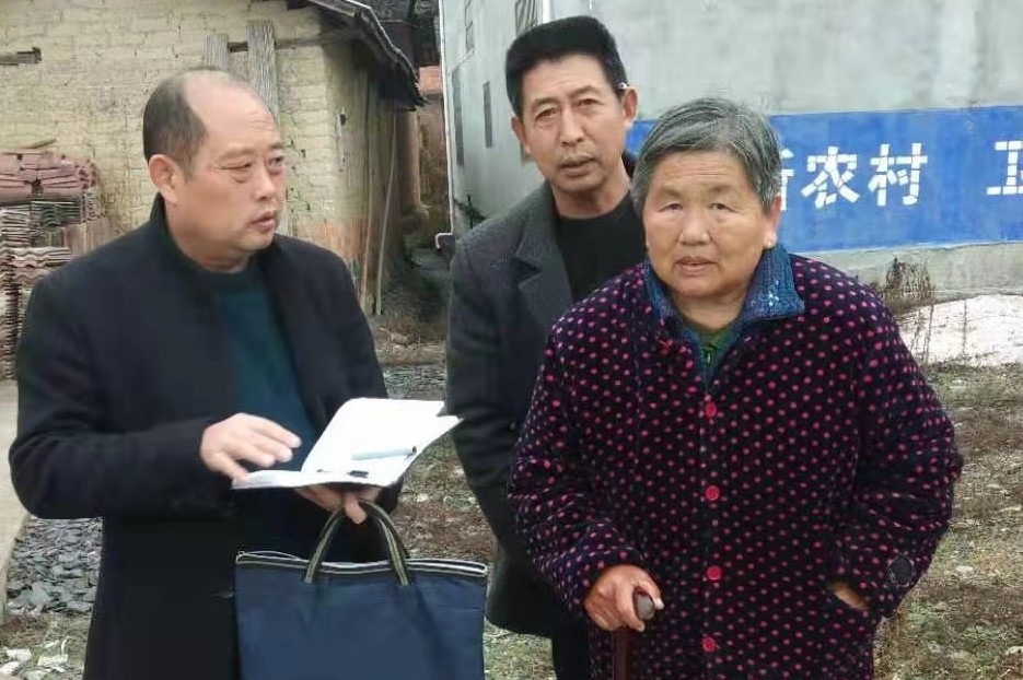 不落一户 湖北阳新木港镇扶贫工作队逐一走访让困难群众过好年