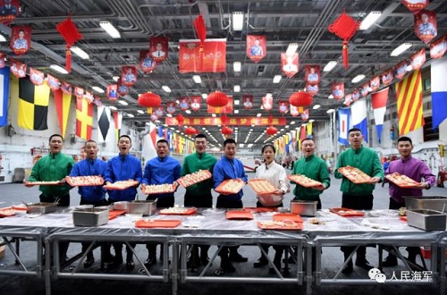 辽宁舰官兵就地过年：打开全舰灯饰 吃饺子办游园会