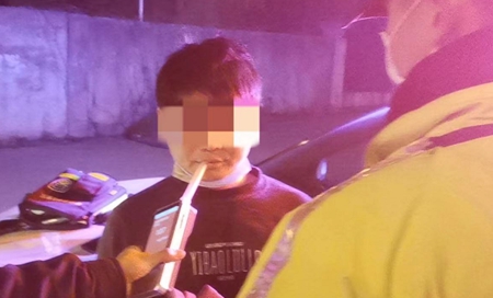 大年初二武汉一醉驾司机疯狂冲岗，一查驾照已吊销好几年