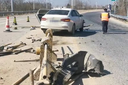 打了一晚上的牌后拖家带口疲劳上路去团年，迎头撞上隔离墩