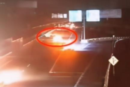 保时捷高速违停 湖北云梦高警：扣六分罚两百