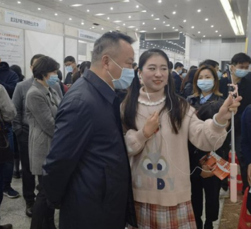 武汉市江汉区举办春风行动招聘会 70多家单位供岗三千个