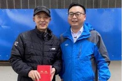 私开消火栓取水洗车？这位大爷挺身制止成“网红”