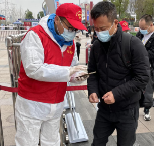 荆州水务集团组织志愿服务队爱心助力春运返程