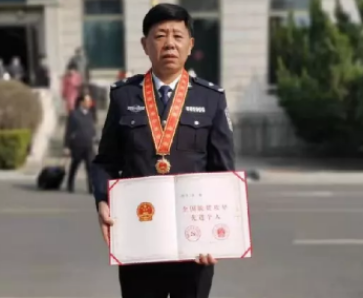 全国先进！孝感民警朱隽荣昨天在人民大会堂接受表彰