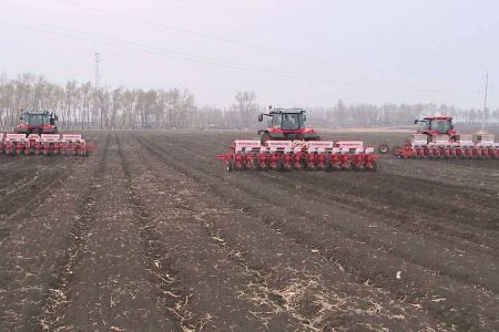 黑龙江讷河：春耕开犁正当时 流转土地促振兴