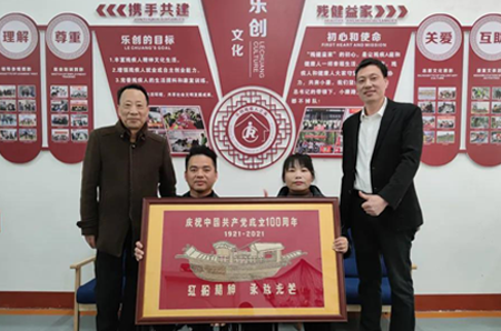 平阳县乐创残疾人之家组织残疾人创作笋壳贴画活动