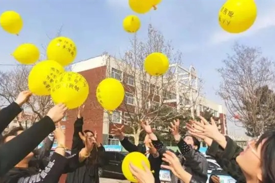 盘锦市兴隆台区：绿色文明祭祀，放飞思念气球