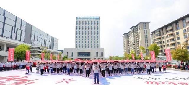 武汉: 888名员工合拼“黄鹤楼”纪念武汉解封一周年