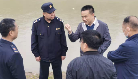 武汉洪山区委书记林文书带队巡查长江禁捕工作