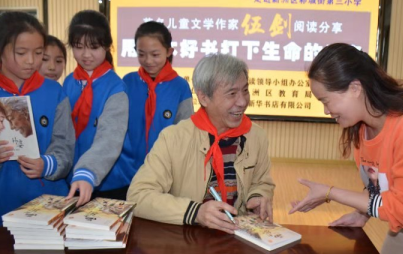 武汉新洲：大作家走进小课堂《用一本好书打下生命的底色》
