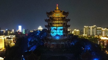 五一前夕武汉两江四岸科技灯光秀致敬劳动者，向建党百年献礼