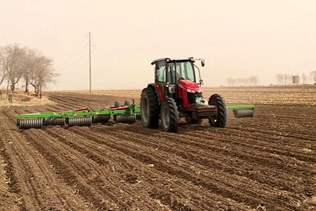 人歇车不歇 讷谟尔农业公司抢前抓早春播忙