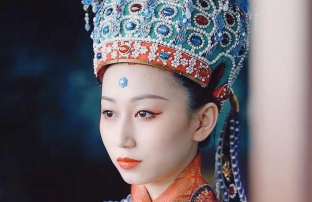 湖北95后小姐姐秀民族服饰成网红