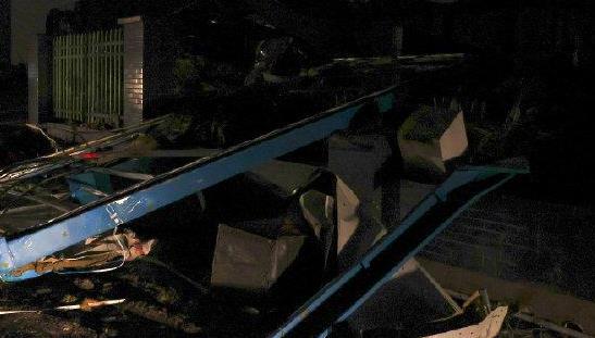 武汉龙卷风致8死230伤 现场塔吊弯折工棚损毁