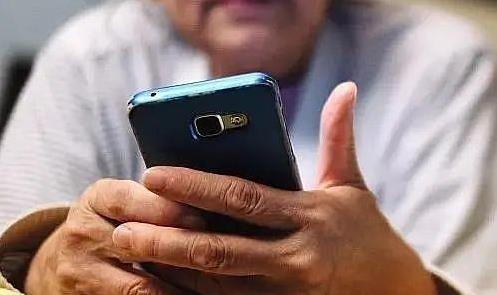 银发族“触网”也沉迷 专家支招手机App应“适老”