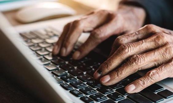 比年轻人还上瘾？“网瘾老年”怎么办？